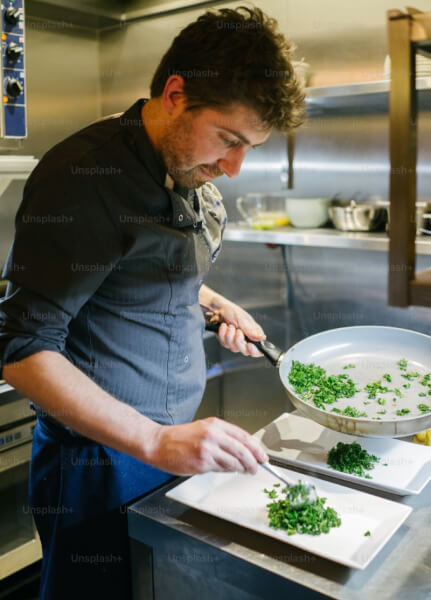 Chef preparando prato